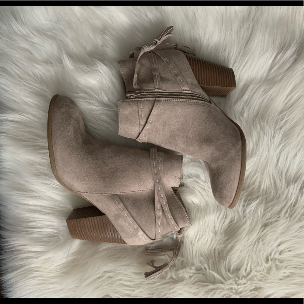 Heeled bootie with tassel NWOT